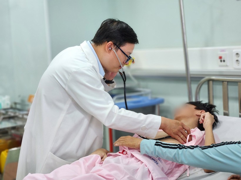 BS.CKI Trần Đại Phú - khoa Ngoại thận - Tiết niệu, Bệnh viện Nhi đồng 1 (TPHCM) đang thăm khám lại cho bệnh nhân T.A trước khi xuất viện