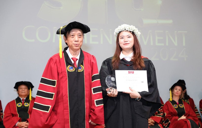 Lê Thị Bích Đào nhận bằng tốt nghiệp Đại học loại xuất sắc.
