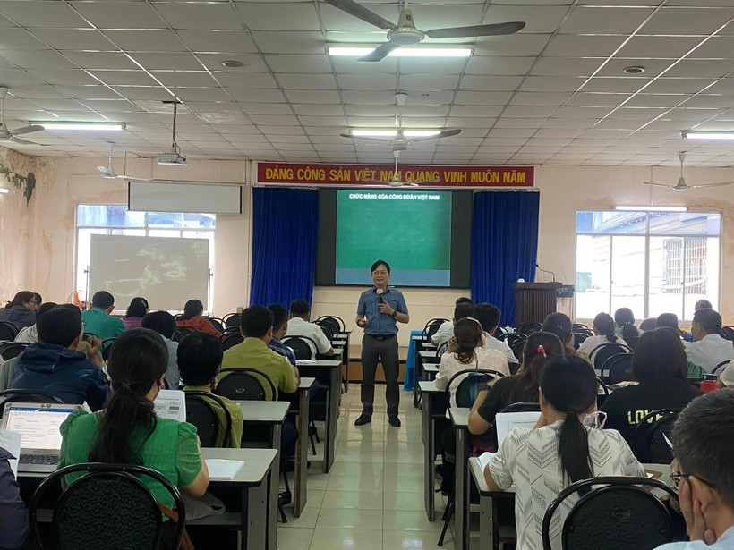 Thạc sĩ Nguyễn Xuân Quân - Phụ trách Trường trung cấp Công đoàn TPHCM phát biểu trong lớp tập huấn