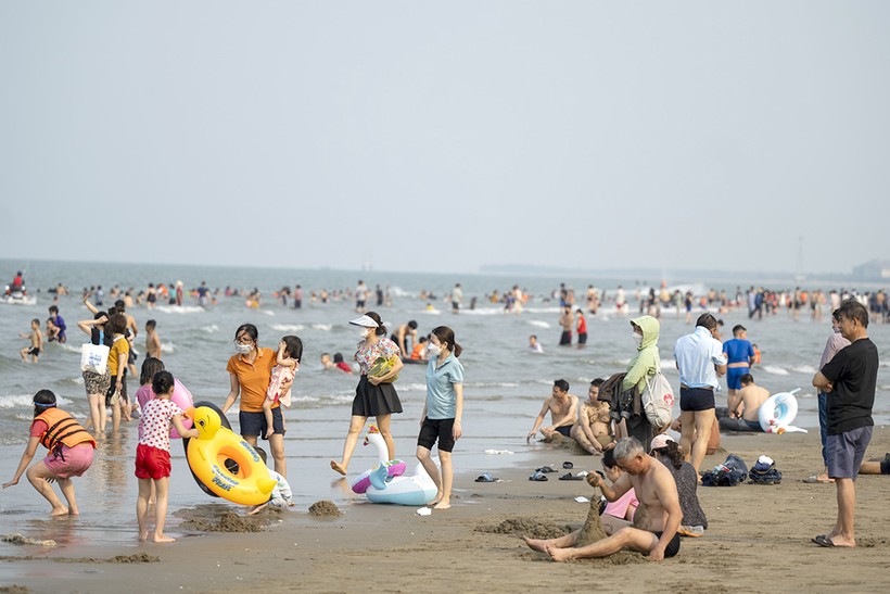 Biển Cửa Lò đón hơn 60.000 lượt khách du lịch trong dịp nghỉ lễ.