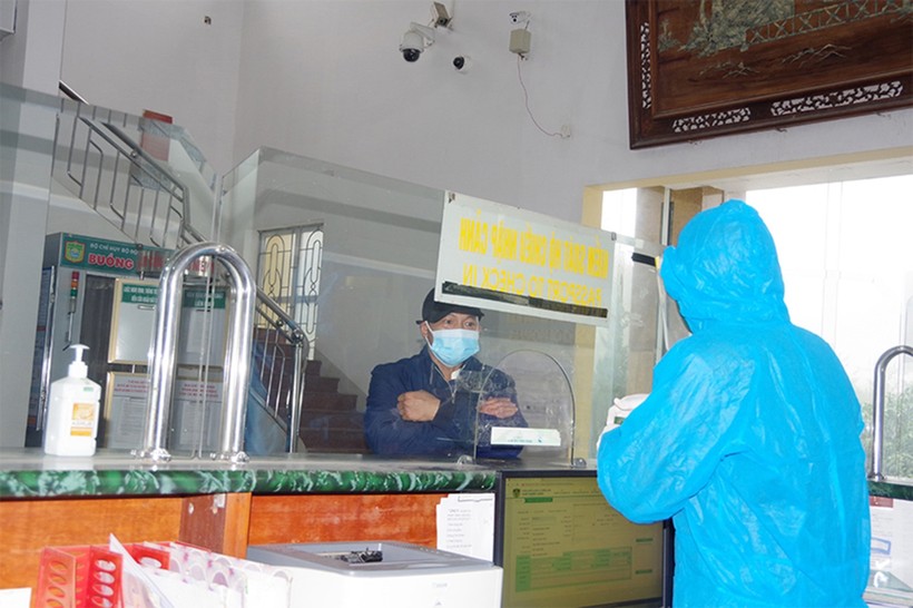Công dân làm thủ tục tại Đồn Biên phòng Cửa khẩu Quốc tế Nậm Cắn (huyện Kỳ Sơn, Nghệ An).
