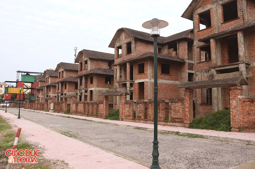 Dãy biệt thự bị bỏ hoang nhiều năm của Công ty CP Xây dựng số 3 Hà Nội.