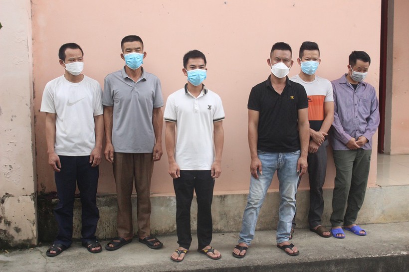 Một số đối tượng trong đường dây đánh bạc bị Công an huyện Yên Thành bắt giữ.