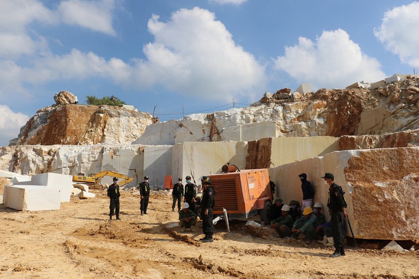 Hiện trường khai thác đá ở khu vực núi Phá Cụm, xóm Kèn, xã Châu Lộc, huyện Quỳ Hợp.
