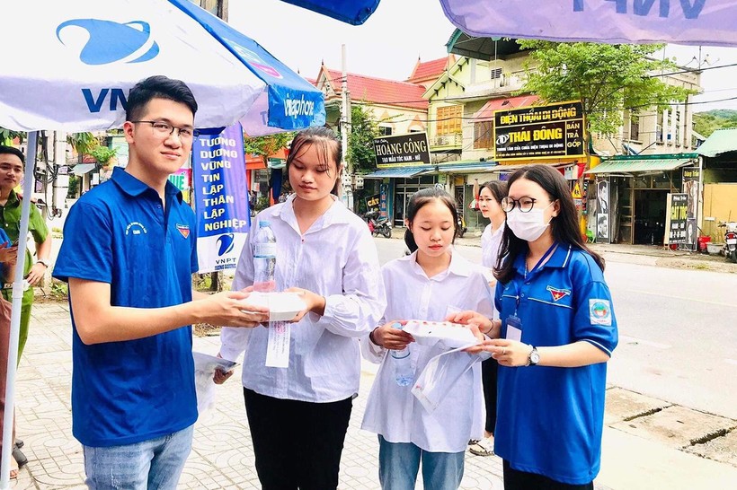 Đoàn thanh niên huyện Tương Dương (Nghệ An) phát cơm trưa miễn phí cho các thí sinh.