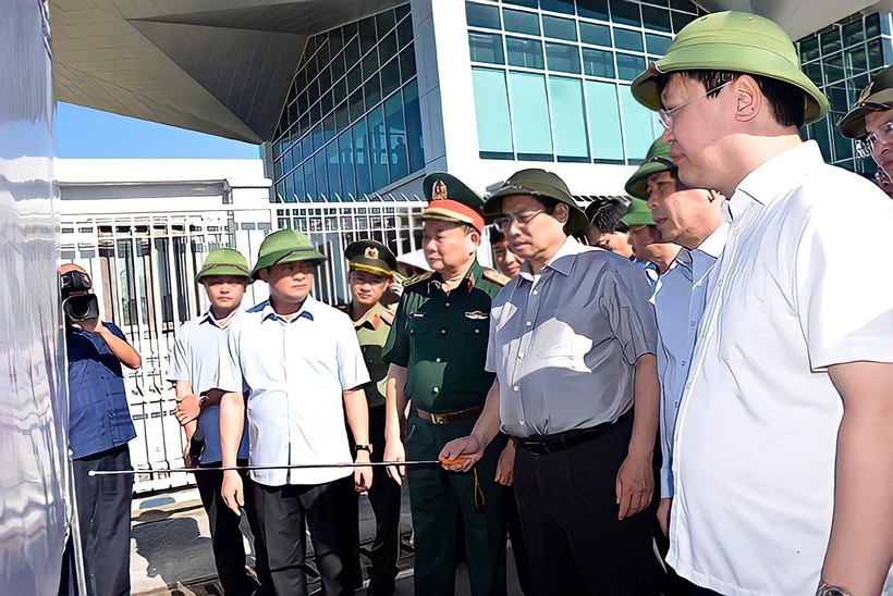 Thủ tướng Chính phủ trao đổi với lãnh đạo các bộ, ngành và tỉnh Nghệ An về dự án mở rộng sân bay Vinh.