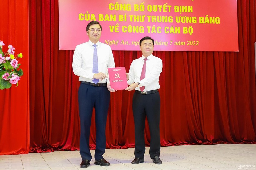 Ông Hoàng Nghĩa Hiếu (trái) nhận Quyết định của Ban Bí thư Trung ương Đảng. Ảnh: Báo Nghệ An