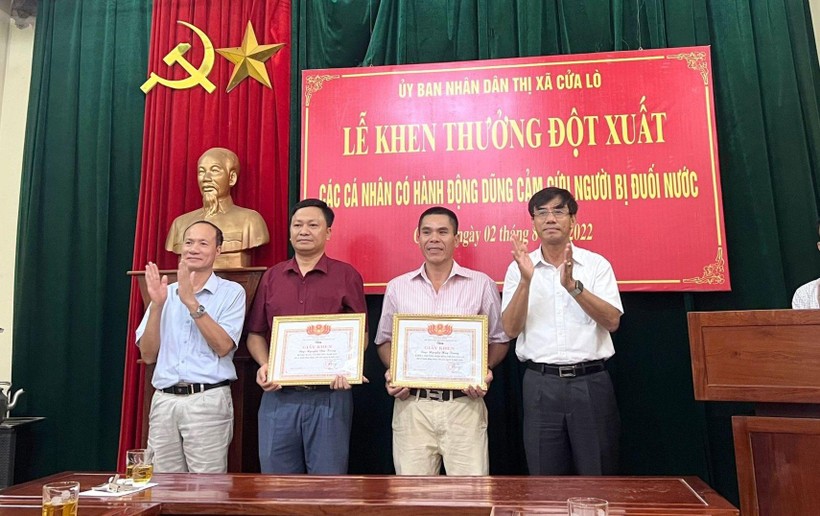 UBND thị xã Cửa Lò trao giấy khen cho ông Nguyễn Văn Trung - Bí thư Đảng ủy phường Nghi Hải (thứ 2 bên trái) và ông Nguyễn Trường Trung (thứ 2 bên phải).