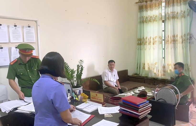 Cơ quan chức năng khám xét nơi làm việc của Nguyễn Văn Hoạt -Chủ tịch UBND xã Nghĩa Xuân.