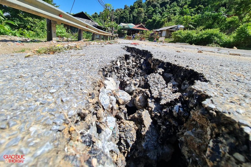 Mặt đường Quốc lộ 7 đoạn qua huyện Kỳ Sơn (Nghệ An) bị nứt toác