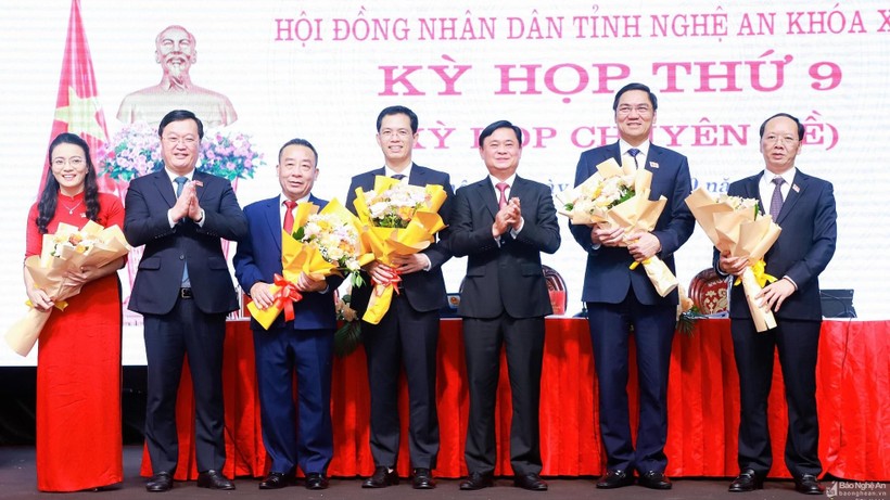 Lãnh đạo tỉnh Nghệ An tặng hoa chúc mừng ông Hoàng Nghĩa Hiếu và các Phó Chủ tịch UBND tỉnh vừa được HĐND tỉnh bầu. Ảnh: Báo Nghệ An.