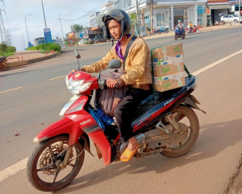 Anh Nguyễn Thế Minh đi xe máy hơn 800km để đến với vùng lũ Nghệ An. Ảnh nhân vật cung cấp.