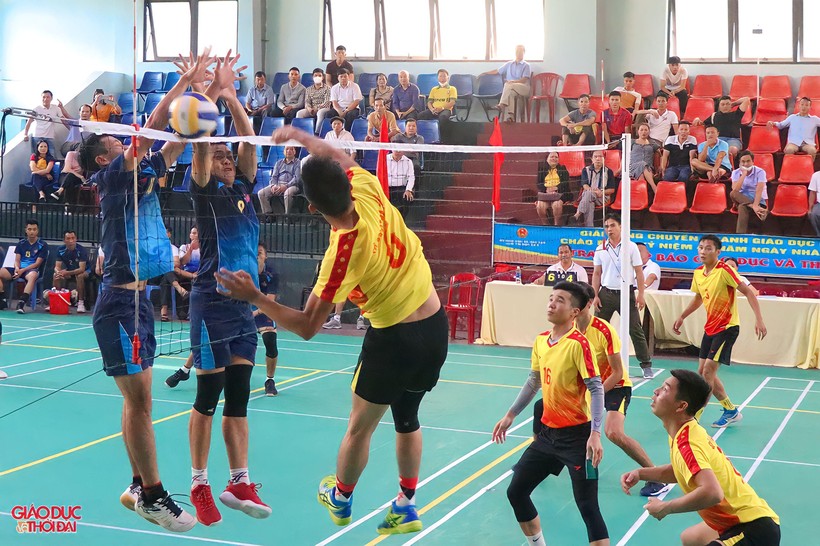 Trận đấu chung kết bóng chuyền nam giữa đội Sở GD&ĐT Nghệ An và Hà Tĩnh.