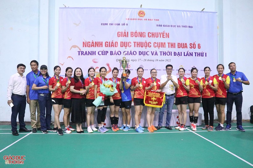 Ban tổ chức trao giải Nhất cho đội bóng chuyền nữ Sở GD&ĐT tỉnh Quảng Trị.