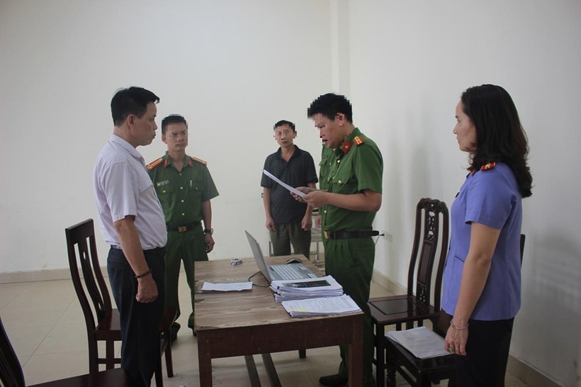 Cơ quan chức năng đọc lệnh khởi tố vụ án và ra lệnh bắt tạm giam Lê Văn Bình.