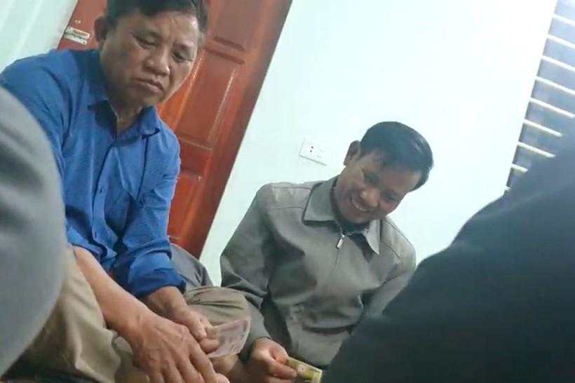 Người áo xanh tham gia đánh bài được cho là ông Phan Văn T. - Bí thư Đảng uỷ xã Nhân Thành (huyện Yên Thành, Nghệ An). Ảnh cắt từ clip.