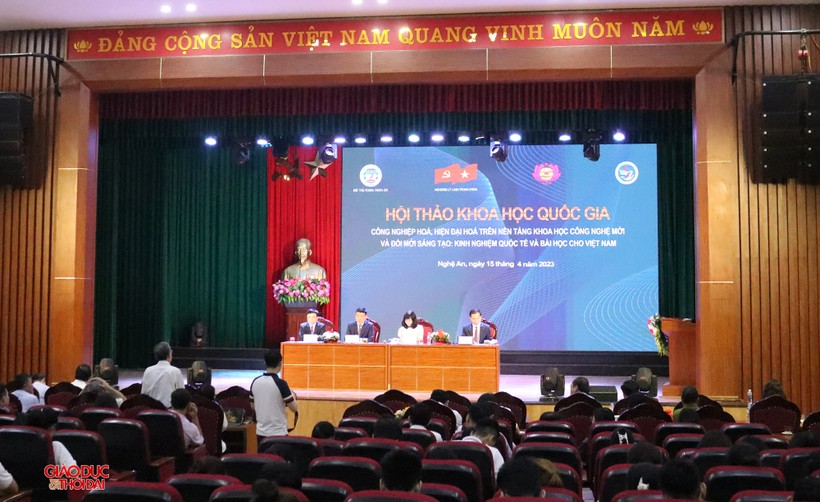 Toàn cảnh buổi Hội thảo khoa học quốc gia được tổ chức tại Trường Đại học Vinh. Ảnh: Phạm Tâm.