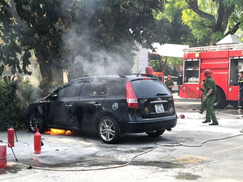 Hiện trường vụ cháy xe ô tô tại TP Vinh, Nghệ An. Ảnh: Trần Lộc.