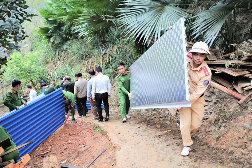 Lực lượng công an vận chuyển vật liệu làm nhà cho người nghèo ở huyện Kỳ Sơn (Nghệ An). Ảnh: CANA