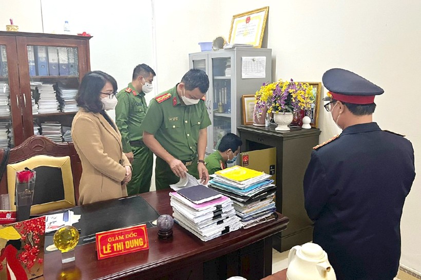 Cơ quan chức năng thi hành lệnh khám xét phòng làm việc của bà Lê Thị Dung. Ảnh: Công an tỉnh Nghệ An.