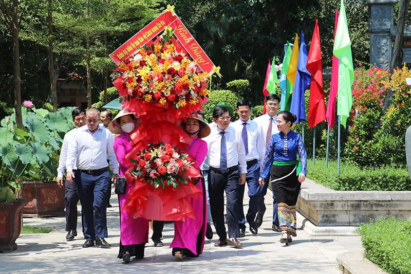Đoàn đại biểu cấp cao CDR Cu-ba dâng hoa tưởng niệm Chủ tịch Hồ Chí Minh tại Khu di tích Kim Liên. Ảnh: nghean.gov.vn.
