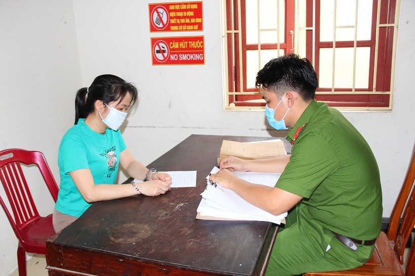 Công an huyện Yên Thành làm việc với đối tượng cầm đầu Nguyễn Thị Trang. Ảnh: CANA.