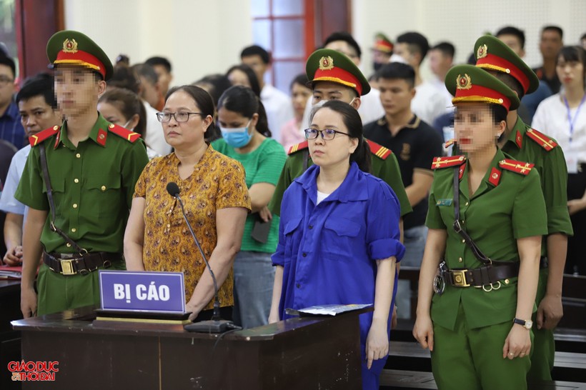 Bị cáo Nguyễn Thị Hương (bên trái) và Lê Thị Dung tại phiên tòa chiều nay. Lê Hùng.