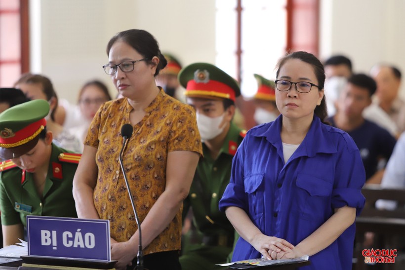 Bị cáo Nguyễn Thị Hương (bên trái) và Lê Thị Dung tại phiên tòa hôm nay. Ảnh: Lê Hùng.