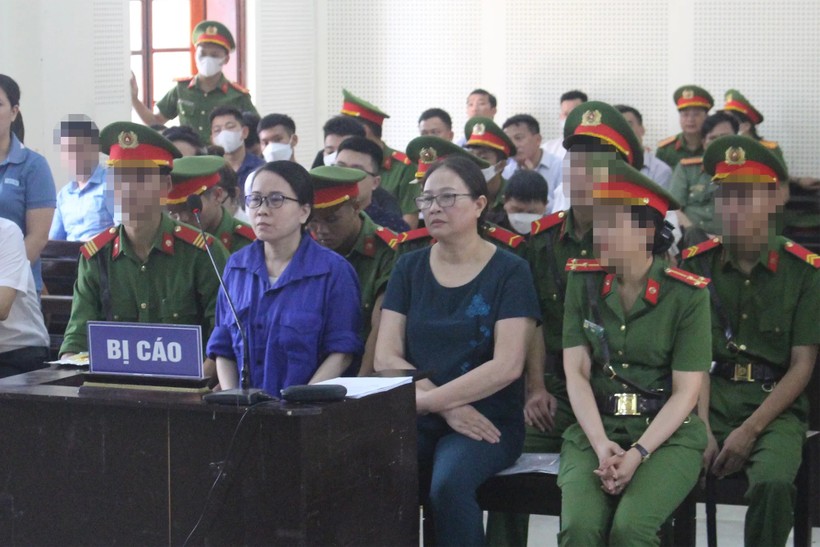 Bị cáo Lê Thị Dung (trái) và Nguyễn Thị Hương tại phiên xét xử phúc thẩm. (Ảnh: Lê Hùng)