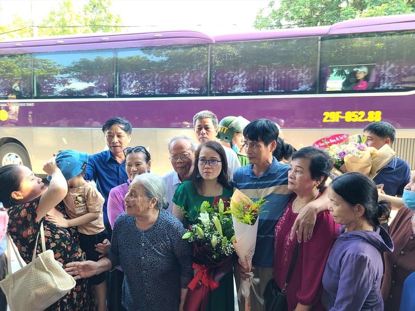 Bà Lê Thị Dung được trở về với gia đình sau khi chấp hành xong bản án. Ảnh: Hải Đăng.
