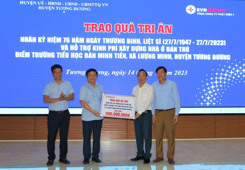 Tổng Công ty Phát điện 1 trao kinh phí xây dựng nhà ở bán trú cho huyện Tương Dương, tỉnh Nghệ An.