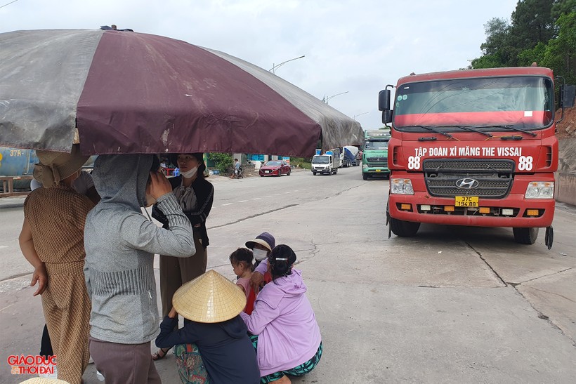 Người dân xóm Hải Thịnh, xã Nghi Thiết (huyện Nghi Lộc, Nghệ An) chặn xe tải vào trạm nghiền xi măng và Cảng biển quốc tế Vissai. (Ảnh: Phạm Tâm)