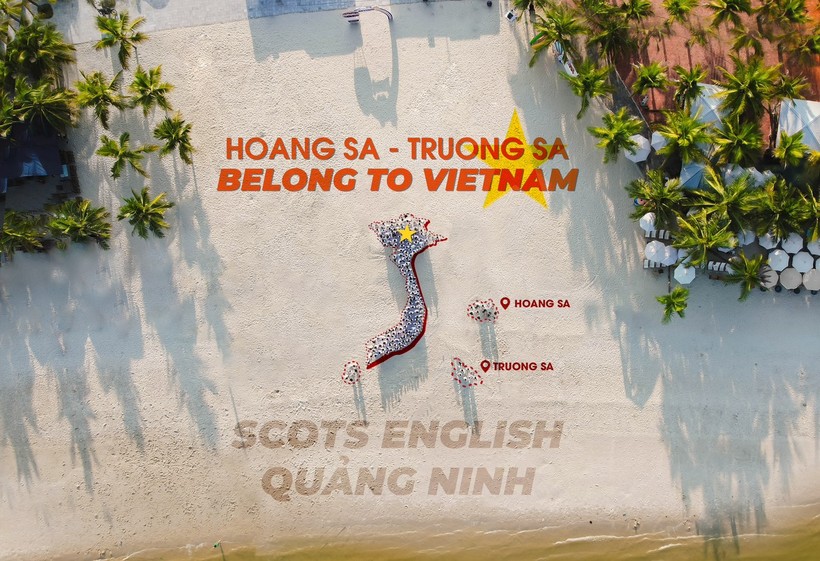 Giáo viên, học viên Scots English Quảng Ninh xếp hình bản đồ Việt Nam với quần đảo Hoàng Sa và Trường Sa