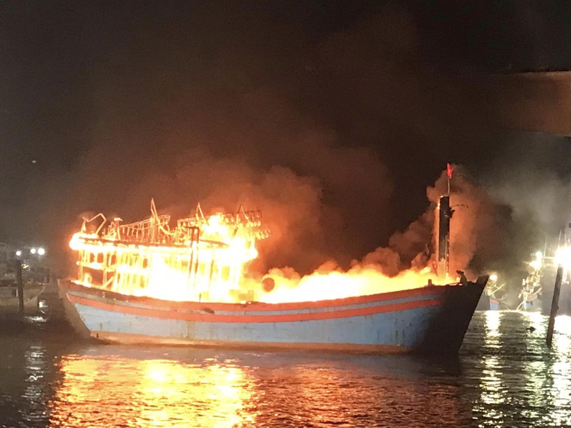 Hiện trường vụ cháy tàu cá ở Nghệ An. (Ảnh: Phạm Tâm)