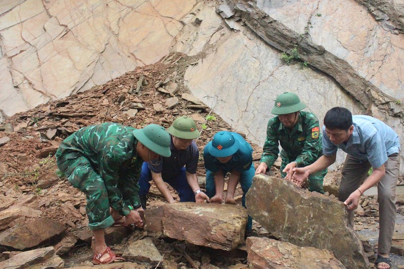 Lực lượng chức năng huyện Kỳ Sơn khắc phục sạt lở do mưa lớn. (Ảnh: Tuyên giáo Kỳ Sơn).