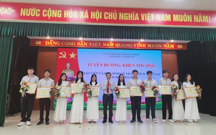 Sở GD&ĐT Quảng Bình tuyên dương, khen thưởng giáo viên và học sinh có thành tích xuất sắc trong năm học vừa qua. (Ảnh: Đặng Tài).
