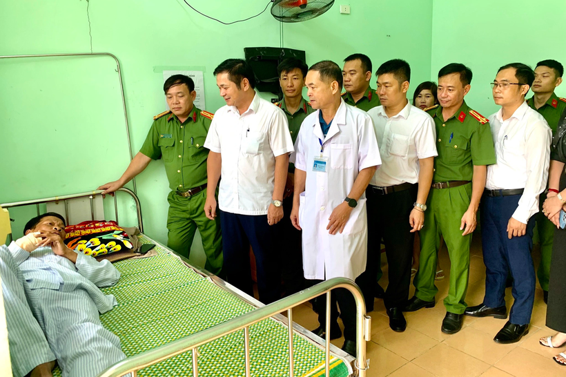 Lãnh đạo UBND huyện Quỳ Châu thăm và động viên Thiếu tá T. đang điều trị. (Ảnh: Kế Kiên)