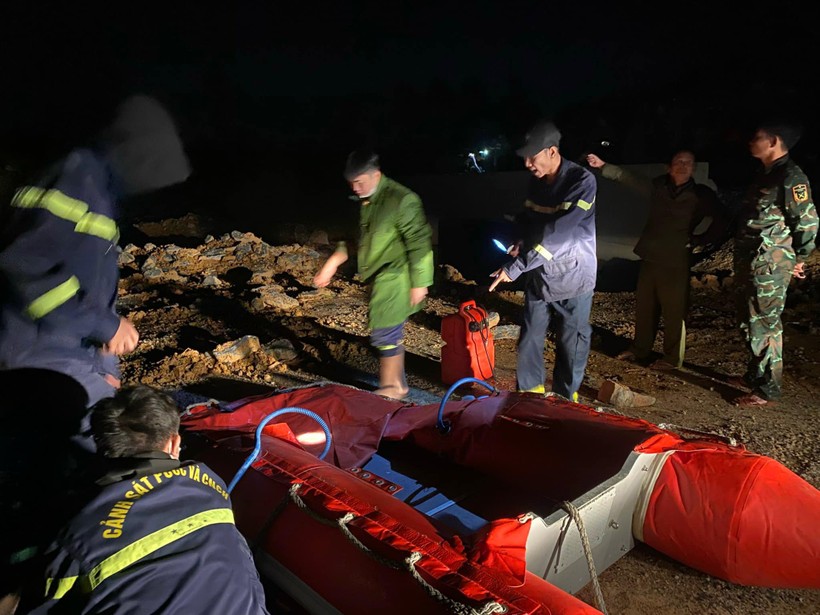 Lực lượng cứu nạn cứu hộ tìm kiếm 3 nạn nhân đuối nước. (Ảnh: CANA)