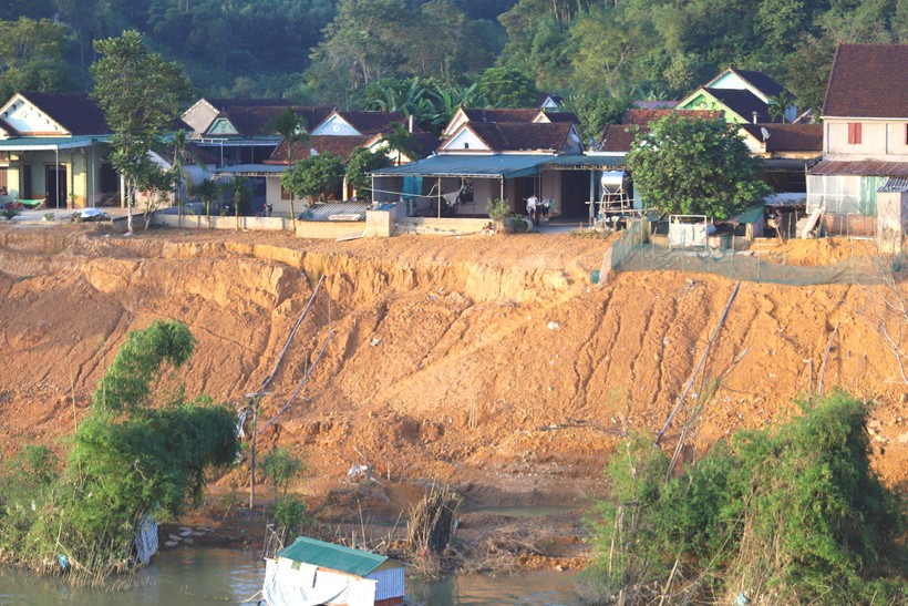 10 ngôi nhà đứng trước nguy cơ bị sông Lam "nuốt" trọn. (Ảnh: Phạm Tâm)