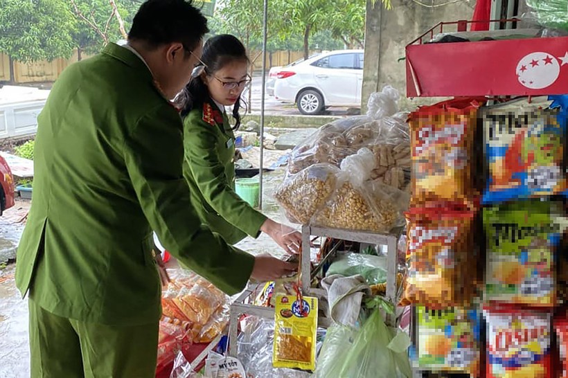 Lực lượng chức năng kiểm tra các ki-ốt kinh doanh bánh, kẹo gần trường học. (Ảnh: Công an TP Vinh)