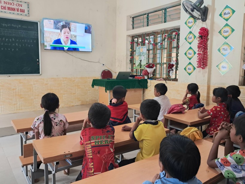Trường Tiểu học Keng Đu 2 giảng dạy theo chương trình giáo dục mới với sự hỗ trợ của tivi. (Ảnh: Phạm Tâm)