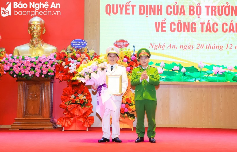 Đại tá Bùi Quang Thanh nhận quyết định giữ chức Giám đốc Công an tỉnh Nghệ An. (Ảnh: Báo Nghệ An)
