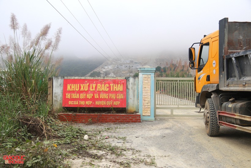Cổng vào khu xử lý rác thải tại huyện Quỳ Hợp. (Ảnh: Phạm Tâm)
