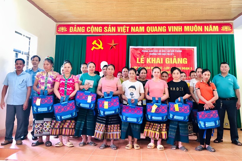 Bằng nhiều cách làm hay, huyện Quế Phong (Nghệ An) thu hút được nhiều học viên tham gia lớp xóa mù chữ. (Ảnh: NVCC)
