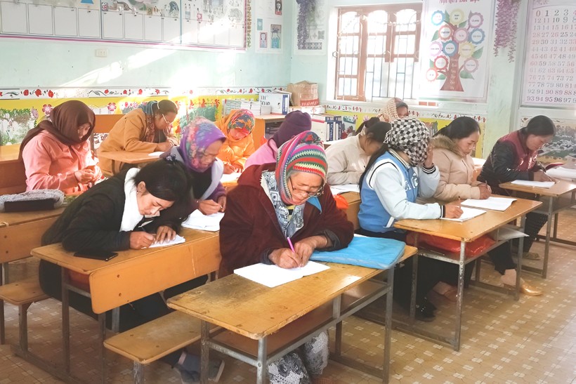 Lớp học xóa mù chữ tại bản Phà Xắc, xã Huồi Tụ, huyện Kỳ Sơn, Nghệ An. (Ảnh: NVCC)