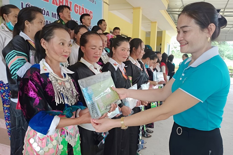 Hội Liên hiệp phụ nữ huyện Quế Phong (Nghệ An) trao sách vở, tài liệu học tập cho học viên lớp xóa mù chữ. (Ảnh: NVCC)