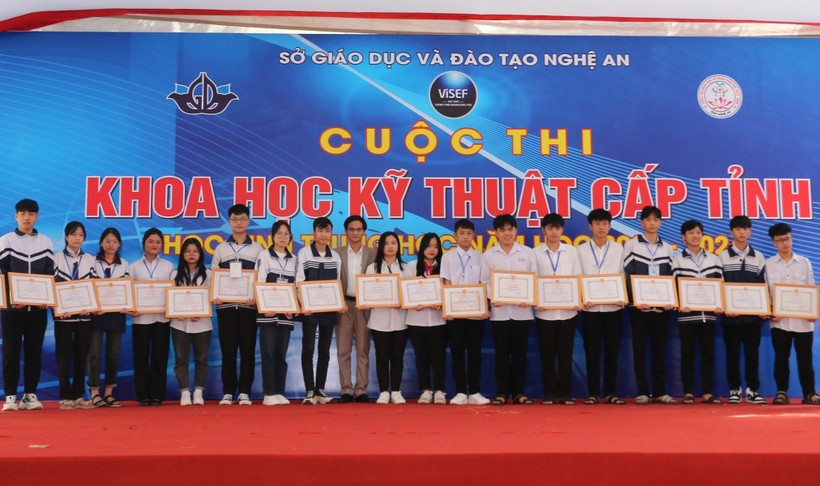 Trao giải cuộc thi Khoa học kỹ thuật cấp tỉnh Nghệ An năm học 2023-2024.