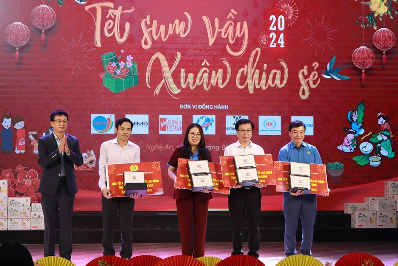 Công đoàn Giáo dục Việt Nam trao quà cho Công đoàn Giáo dục các tỉnh.