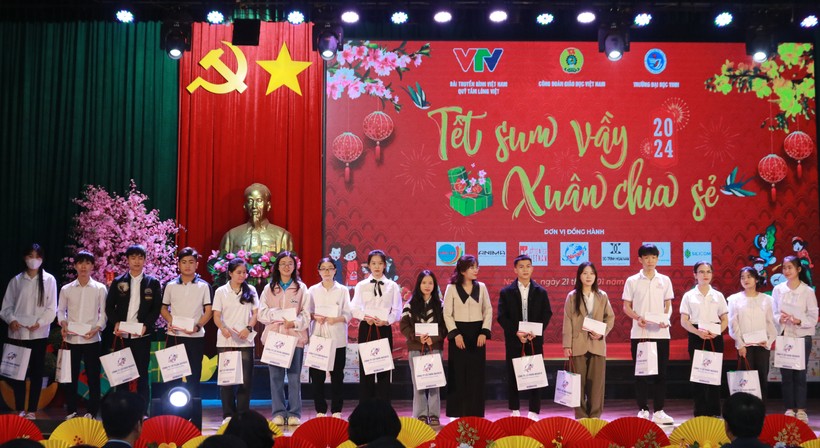 Hàng nghìn suất quà được trao cho GV, HSSV các tỉnh Thanh Hoá, Nghệ An, Hà Tĩnh, Quảng Bình.