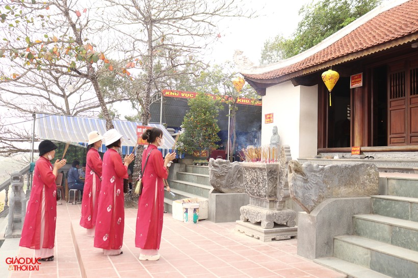 Người dân đến thắp hương, lễ bái tại đền Cờn, ở TX Hoàng Mai, Nghệ An. (Ảnh: Phạm Tâm).